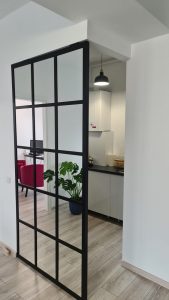 panou despartitor din metal si oglinda