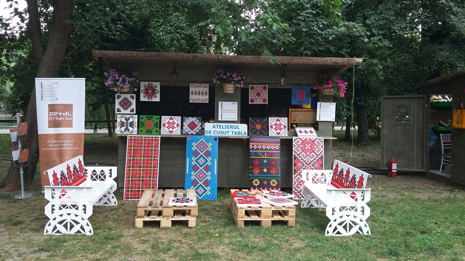 mobilier tabla perforata cusuta manual la Festivalul de Folclor